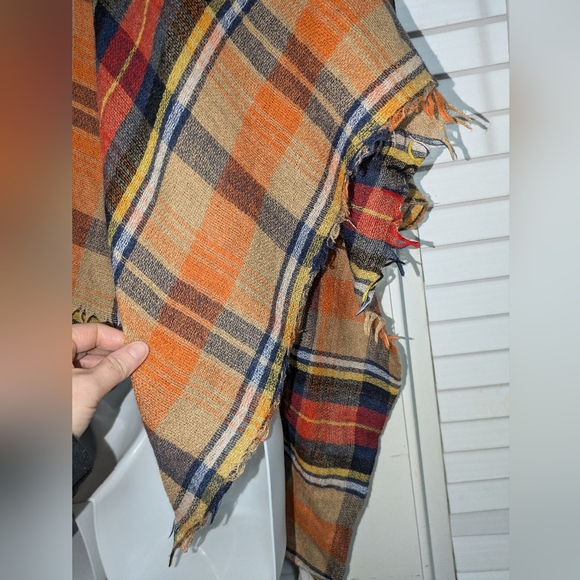 Plaid blanket scarf EUC OS - Picture 4 of 6